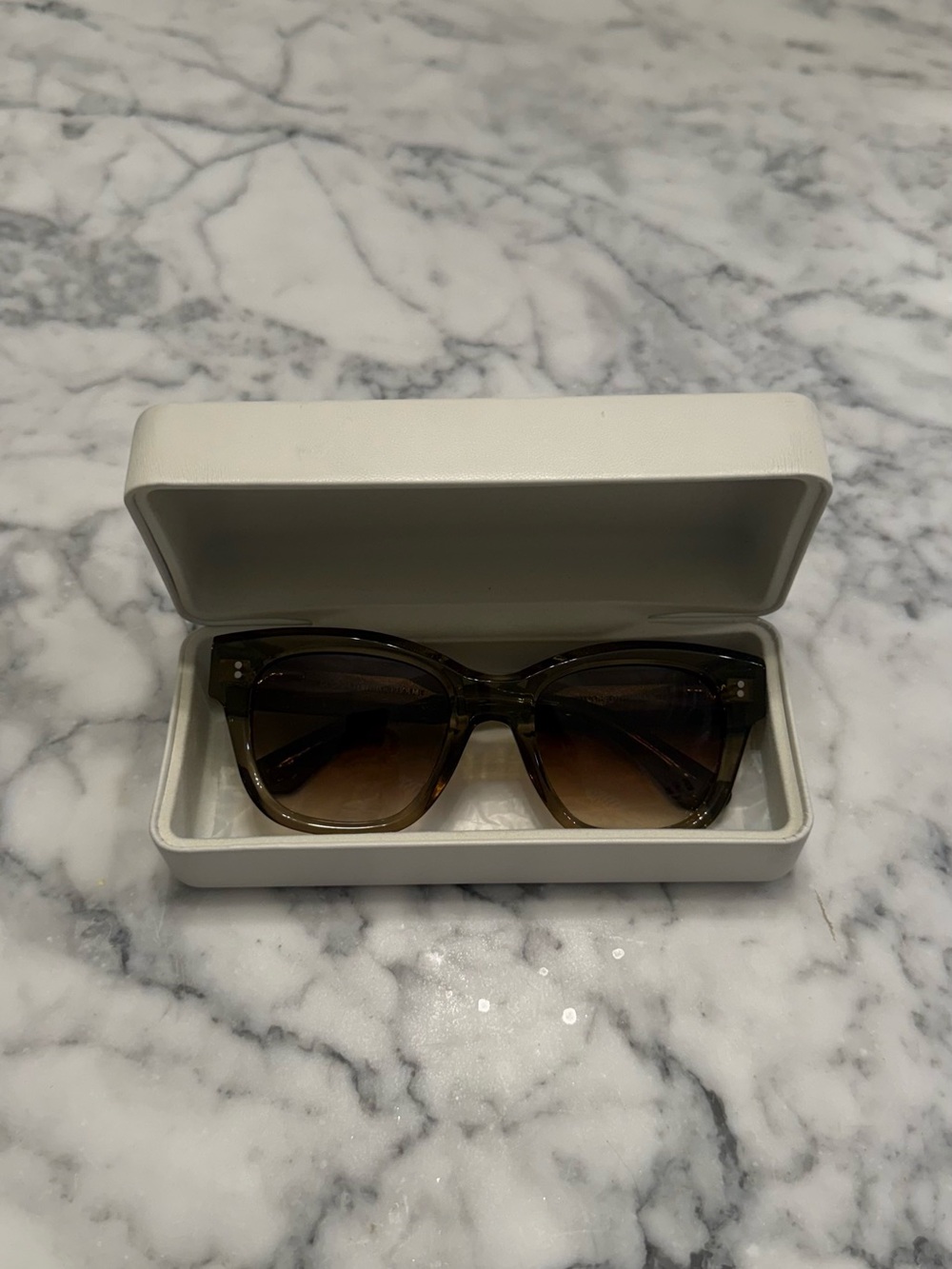 Women’s Brown Cat-Eye Sunglasses - Fashionable UV Shades